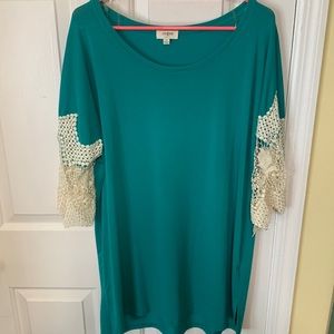 Um gee medium tunic top with lace sleeves